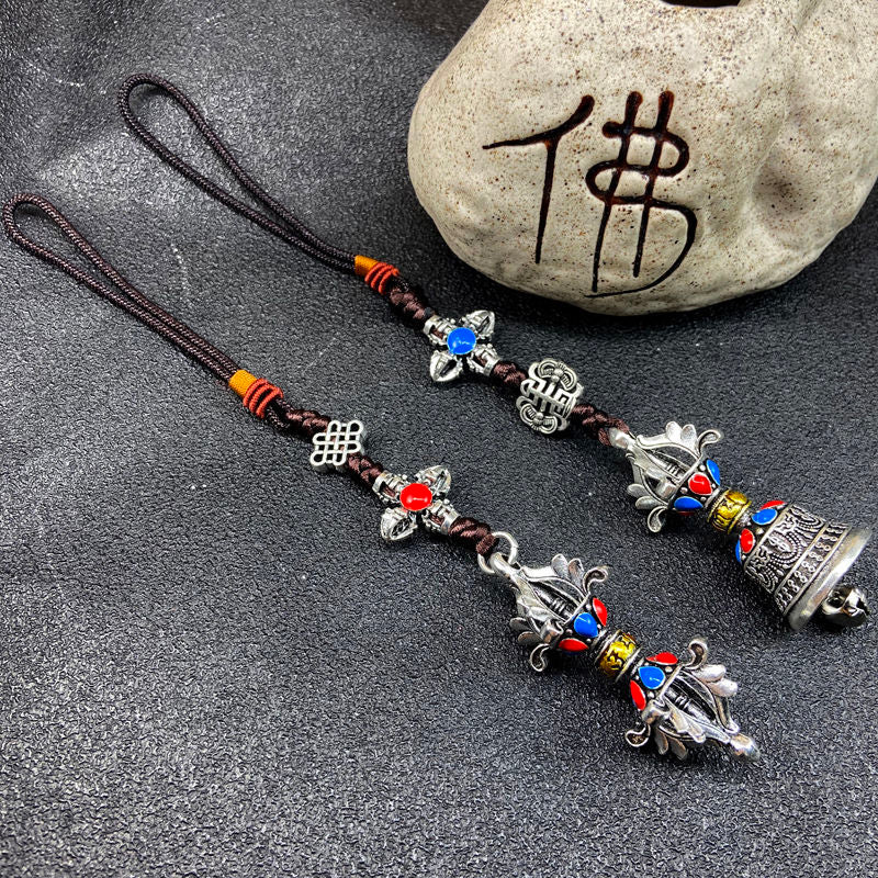 Ethnic-style Tibetan souvenirs: cross-style vajra pendants, small prayer pendants, pendants for carts, and accessories