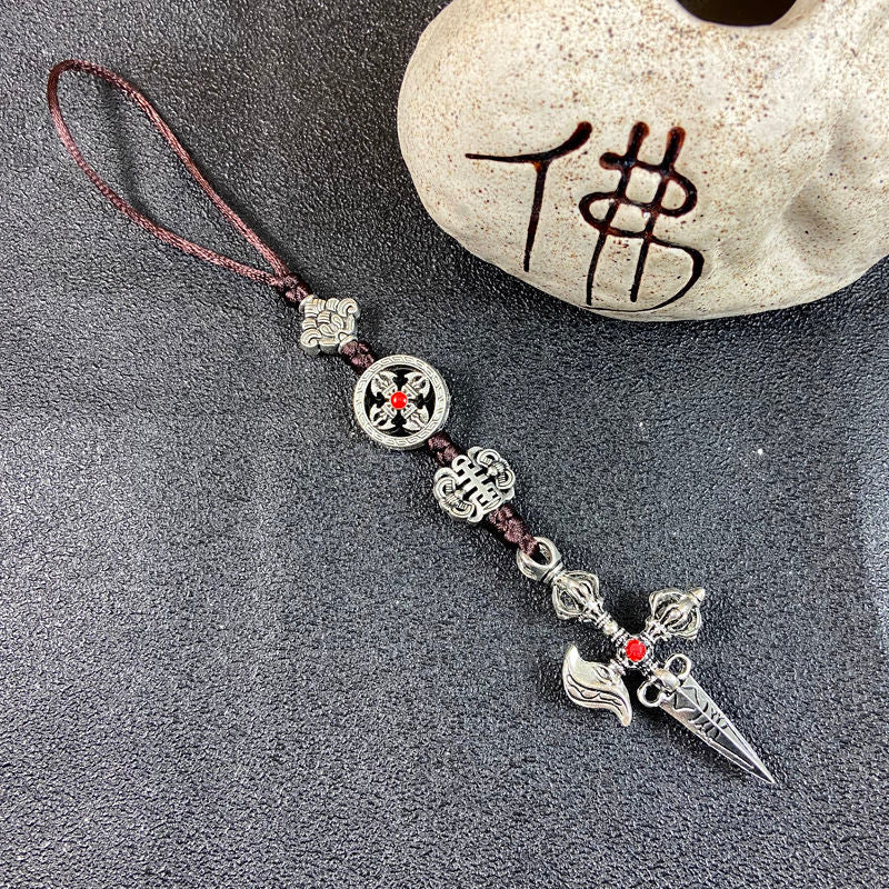 Ethnic-style Tibetan souvenirs: cross-style vajra pendants, small prayer pendants, pendants for carts, and accessories