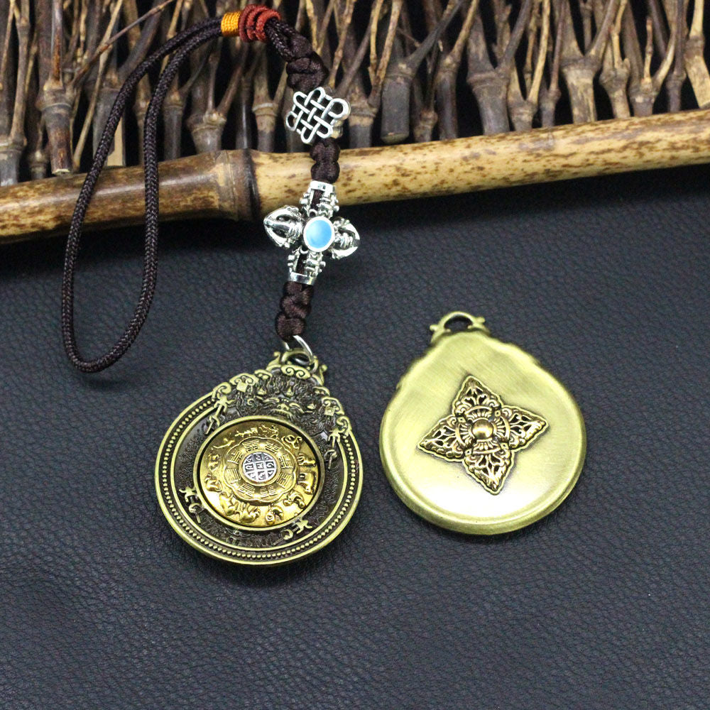 Ethnic-style Tibetan souvenirs: cross-style vajra pendants, small prayer pendants, pendants for carts, and accessories