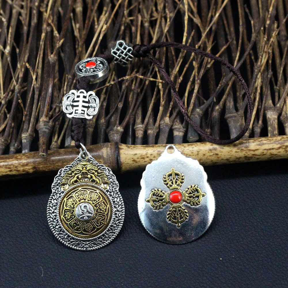 Ethnic-style Tibetan souvenirs: cross-style vajra pendants, small prayer pendants, pendants for carts, and accessories